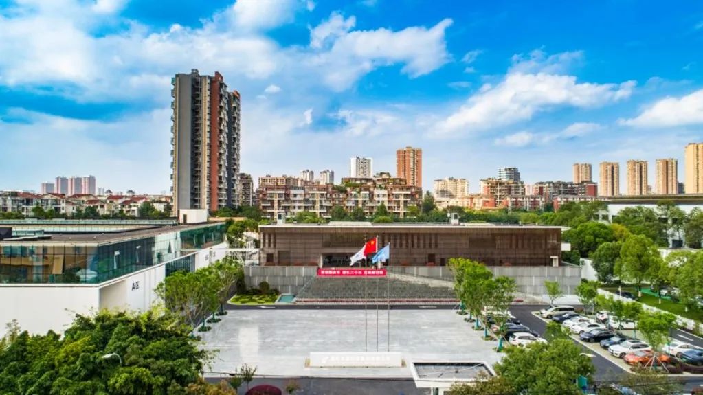 真情献礼二十大 踔厉奋发向未来——pa集团官网集团举行升旗仪式
